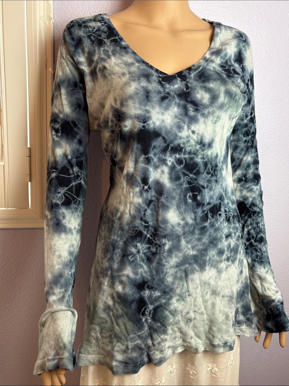 Pink Lotus Women's Long Sleeve V-Neck Tie-Dye Top - Blue, Gray